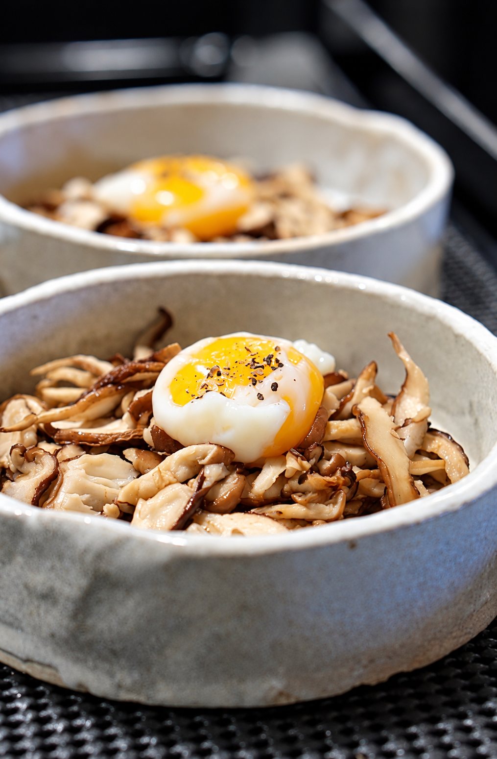 Bols en céramique de champignons shiitake et œuf mollet