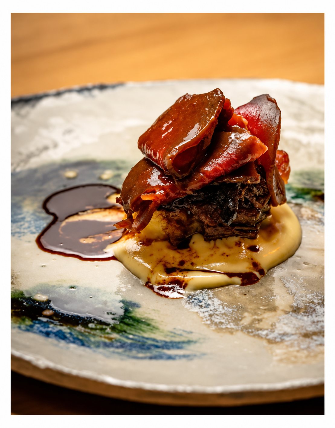 Plat de viande braisée et purée sur une assiette en céramique